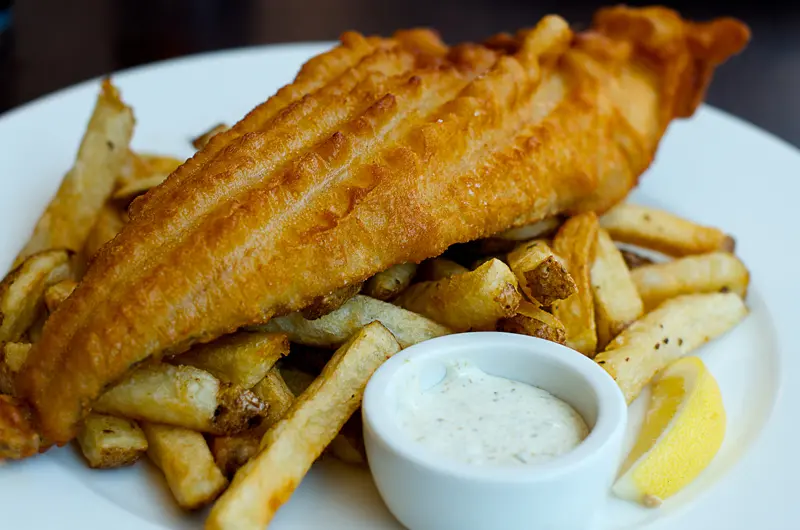 Plato_de_fish_and_chips_con_salsa_tártara_y_limón
