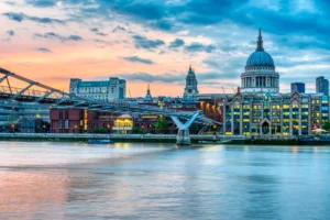 Millenium_Bridge_Catedral_San_Pablo_atardecer
