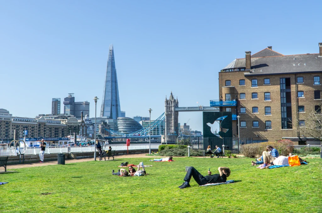 Personas Tomando el Sol en Londres