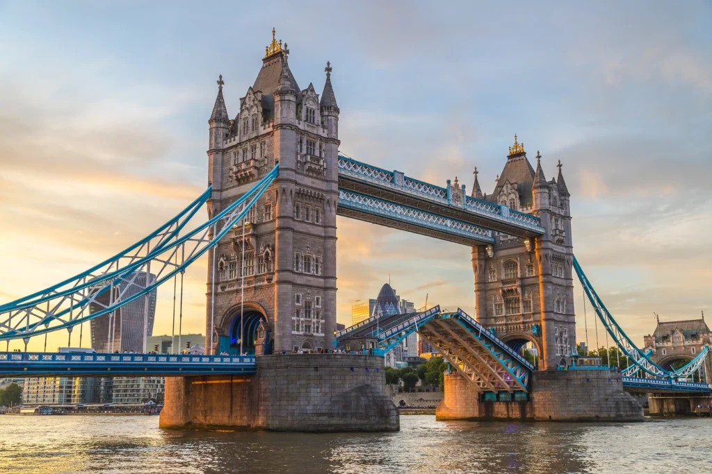 Tower_Bridge_abriendose