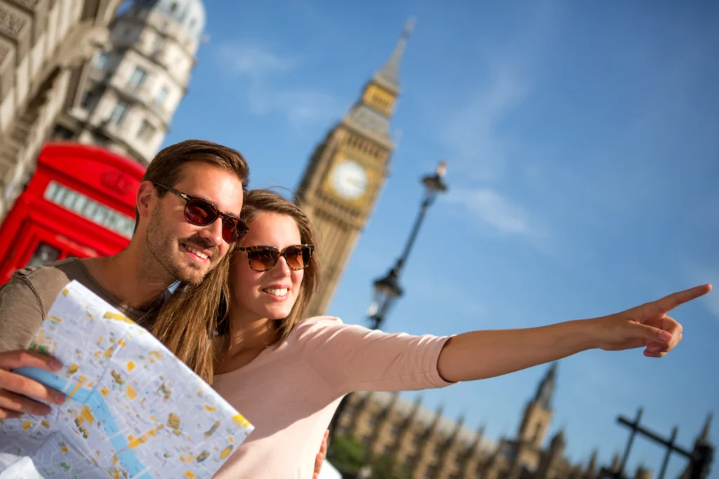 Pareja_sonriente_con_mapa_apuntando_hacia_dirección_frente_al_Big_Ben
